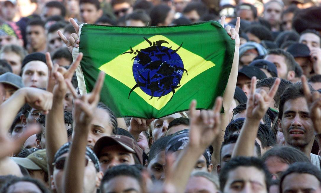 Público levanta bandeira do Brasil em show na terceira edição do Rock in Rio, em 2001 Foto: Ivo Gonzalez / Agência O Globo