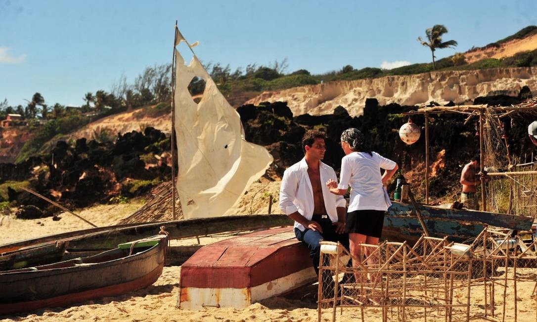 O ator Henri Castelli, o Cassiano, de &#039;Flor do Caribe&#039;, recebe orientações da preparadora de elenco Rossella durante as gravações na Praia da Pipa, no Rio Grande do Norte Foto: João Miguel Júnior / TV Globo