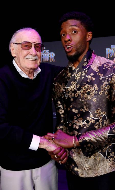 O ator posa com Stan Lee, um dos criadores do personagem, na pré-estreia de 'Pantera Negra' (2018) em Los Angeles: longa foi a maior bilheteria de uma história estrelada por um super-herói Foto: Mario Anzuoni/Reuters