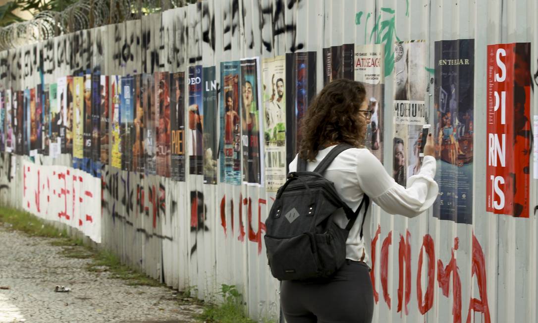 Em protesto na frente da sede da ANCINE, em dezembro de 2019, manifestantes colaram cartazes de filmes brasileiros em muro do Palácio Gustavo Capanema, no Centro Foto: Gabriel de Paiva / Agência O Globo