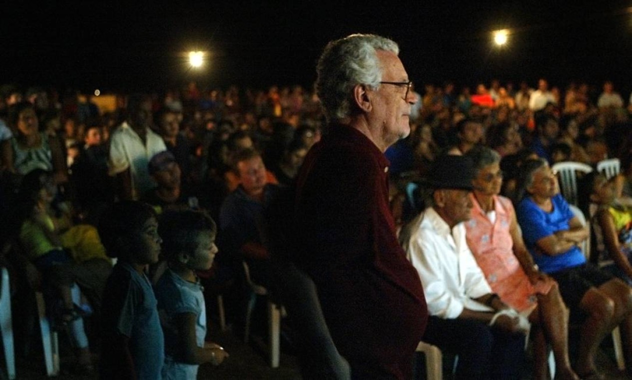 Eduardo Coutinho assiste a um de seus filmes ao lado do público Foto: DIvulgação/Tuca Vieira