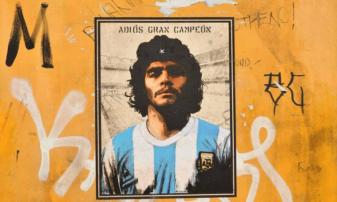 Cartaz em tributo a Maradona, num distrito de Roma na Itália: muito mais que um jogador de futebol Foto: Alberto Pizzoli / AFP