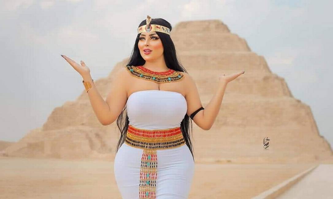 Modelo é presa por usar trajes 'inadequados' durante sessão de fotos em pirâmide no Egito