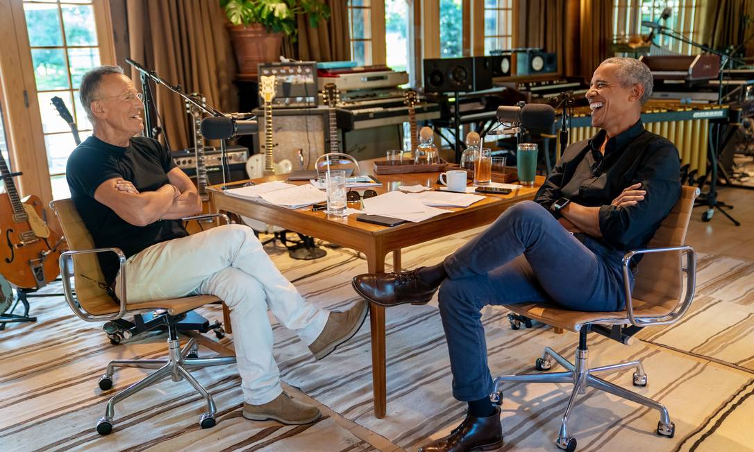 Bruce Springsteen e Barack Obama conversam no estúdio que fica na casa do cantor, em Nova Jersey Foto: ROB DEMARTIN / NYT