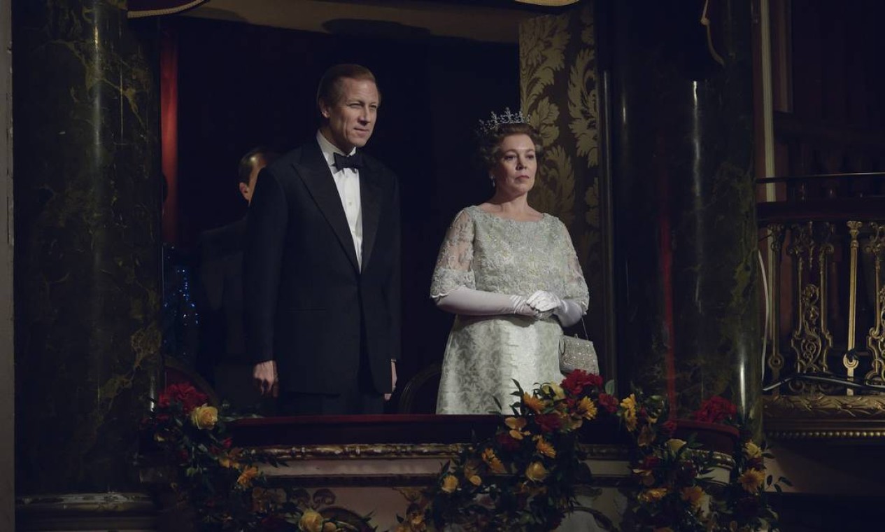 Philip e Elizabeth (Olivia Colman) em cena da quarta temporada de 'The crown', vencedora do Emmy e do Globo de Ouro. Foto: Alex Bailey / Netflix