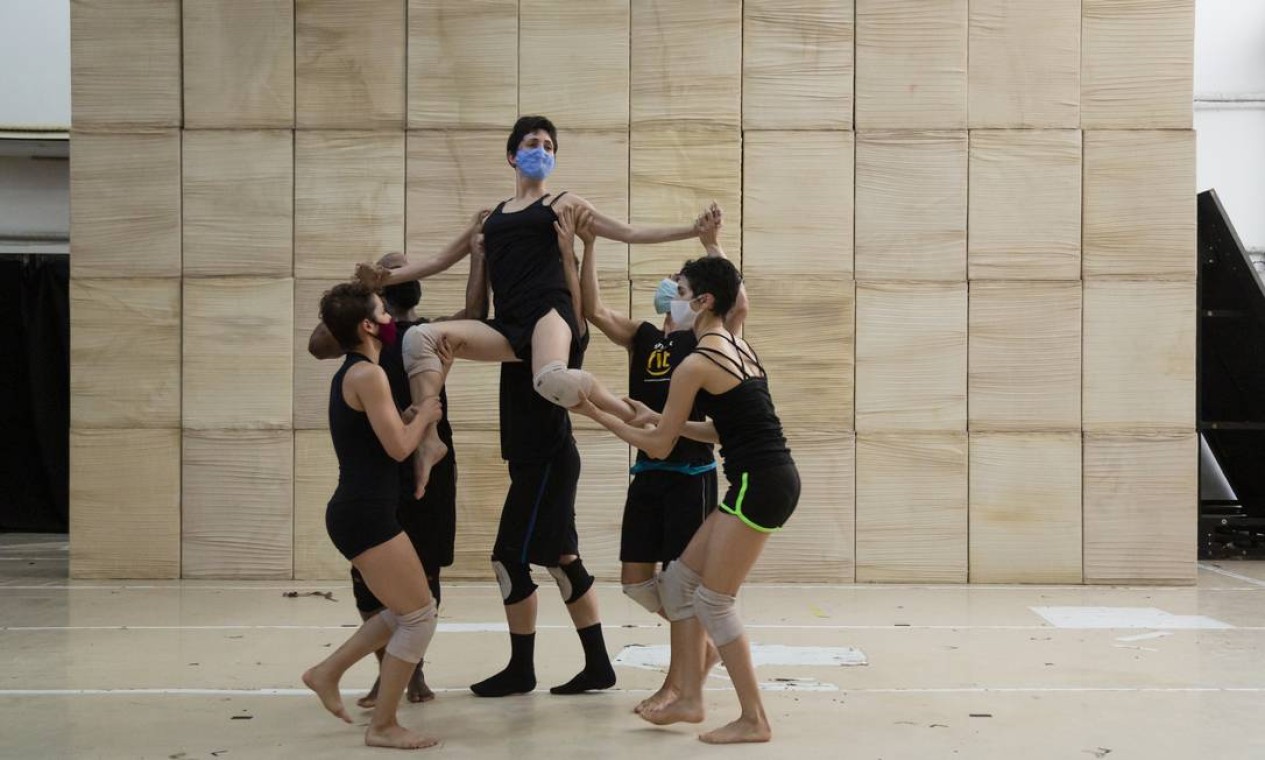 'Cura', o novo espetáculo da Deborah Colker Cia de Dança, trata de resiliência e perseverança; bailarinos ensaiam a obra e máscara Foto: Leo Martins / Agência O Globo