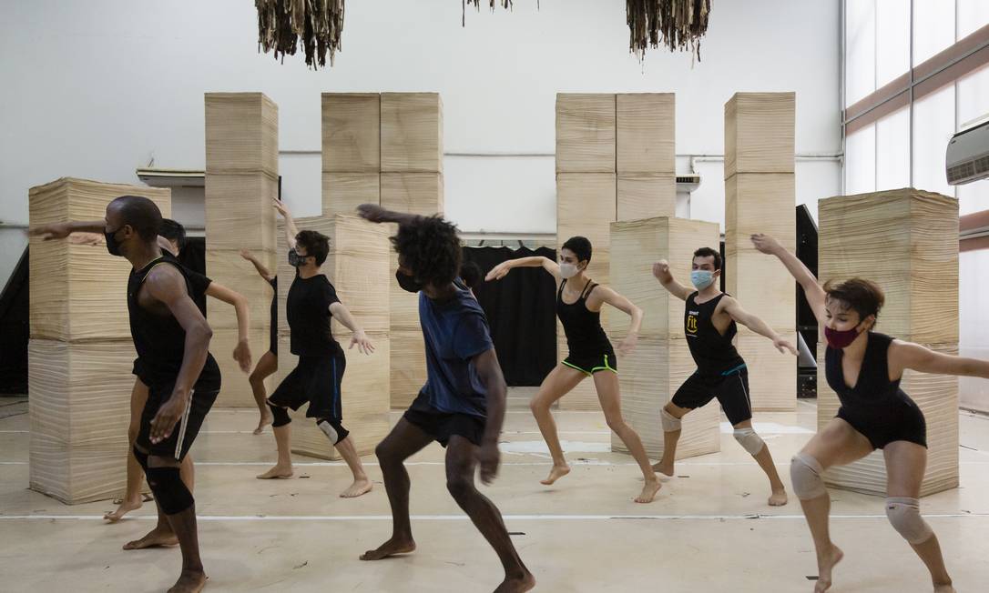 'Cura' se inspira na relação entre Deborah Colker e o neto Theo, de 11 anos, portador de uma doença congênita sem cura; bailarinos ensaiam espetáculo desde agosto de 2020 Foto: Leo Martins / Agência O Globo