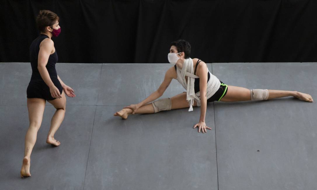 Bailarinos da Deborah Colker Companhia de Dança durante o ensaio do espetáculo 'Cura' Foto: Leo Martins / Agência O Globo