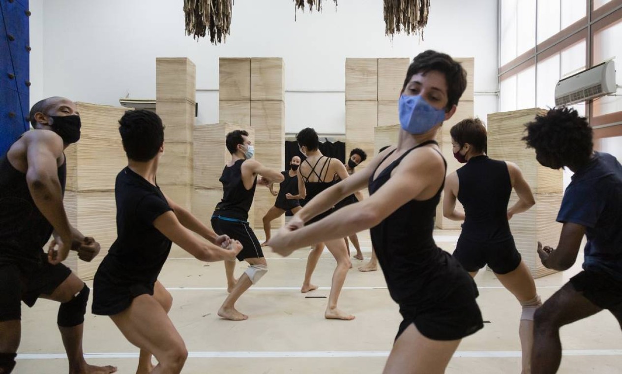 Bailarinos usam máscara nos ensaios do espetáculo "Cura", da Companhia de Dança Deborah Colker Foto: Leo Martins / Agência O Globo