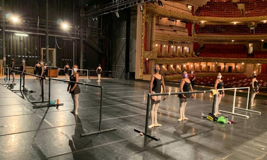 Alunos da Escola Maria Olenewa voltaram a ter aulas de balé no palco do Teatro Municipal do Rio Foto: Divulgação