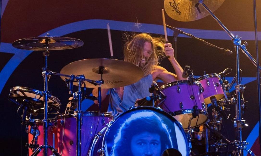 Taylor Hawkins, baterista do Foo Fighters, durante o show no Canyon Club, em Los Angeles, na terça-feira (15) Foto: Instagram / Reprodução