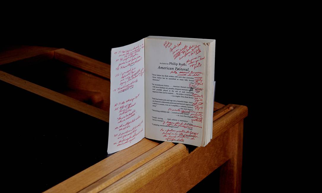 Exemplar de 'American Pastoral' com anotações está presente no acervo exibido em biblioteca de Newark, com milhares de itens que eram de Philip Roth Foto: VINCENT TULLO / NYT