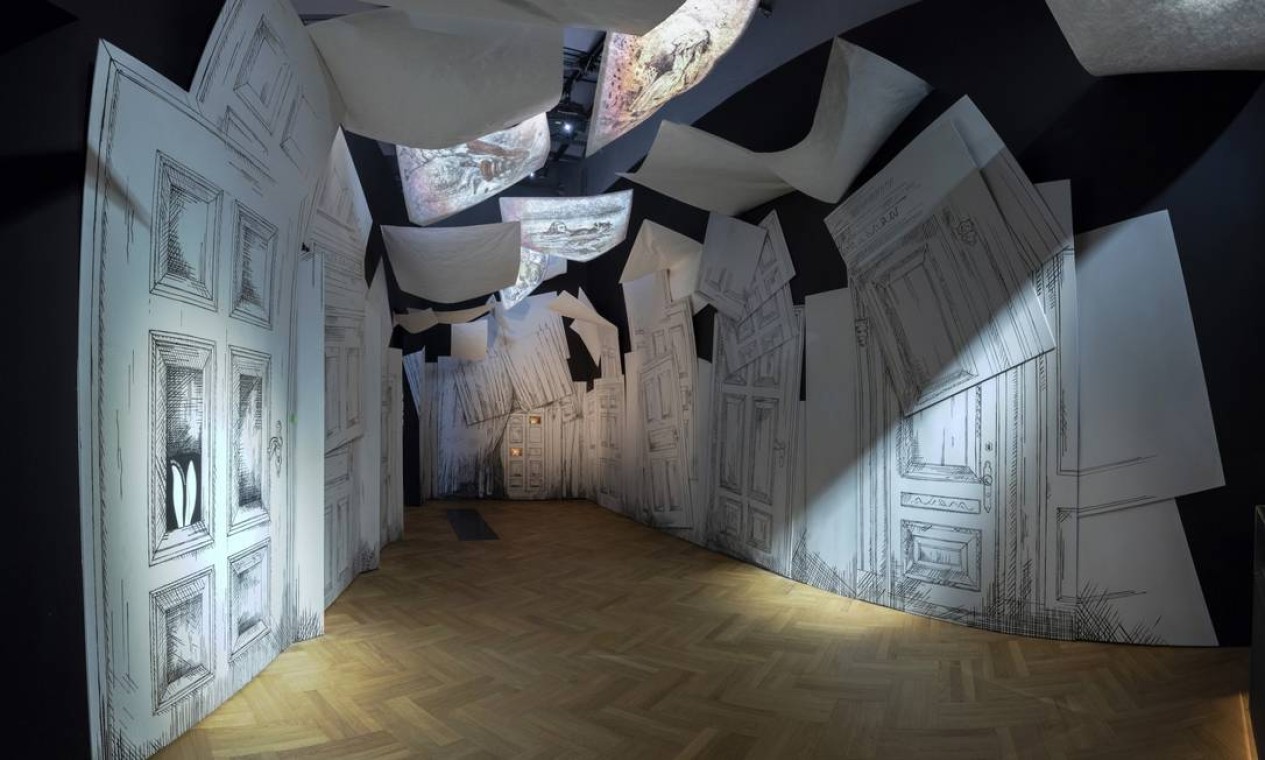 Instalação na entrada da exposição 'Alice: Curiouseur and Curiouser', em Londres Foto: Divulgação