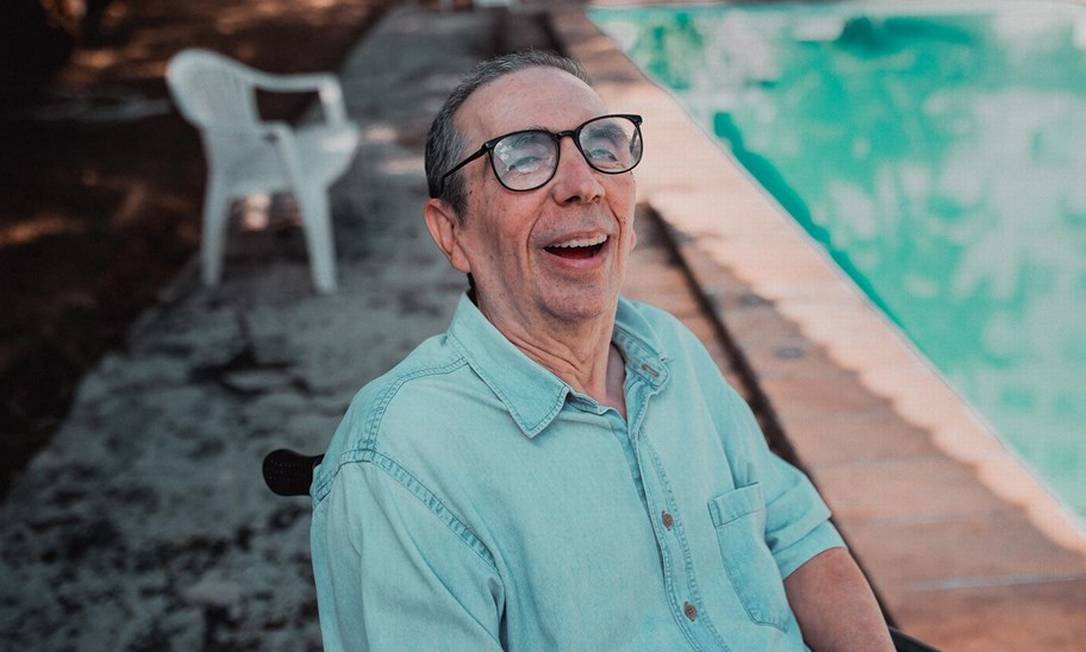 O compositor Sergio Natureza, que hoje mora no Retiro dos Artistas, tem despesas extras por causa do mal de Parkinson Foto: Renato Hernandes / Triciclo Fotografia