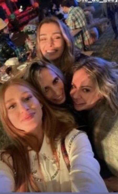 Mônica Martelli ao lado de Marina Ruy Barbosa e outras duas pessoas na festa, no sábado (3): sem distanciamento e sem máscara Foto: Twitter / Reprodução