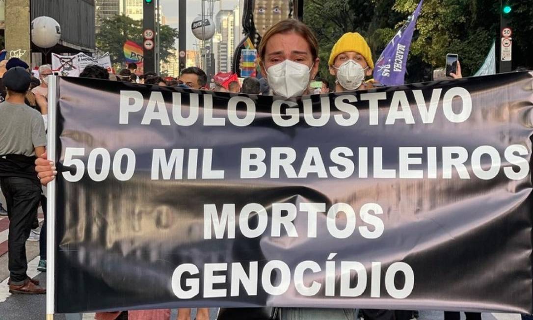 Mônica Martelli carrega cartaz em homenagem ao amigo Paulo Gustavo, durante manifestação na Avenida Paulista, no dia 29 de maio Foto: Instagram / Reprodução
