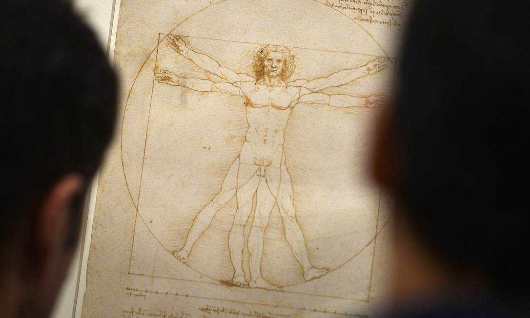 Público observa 'O Homem Vitruviano', desenho de Leonardo Da Vinci datado de 1490 Foto: GABRIEL BOUYS 