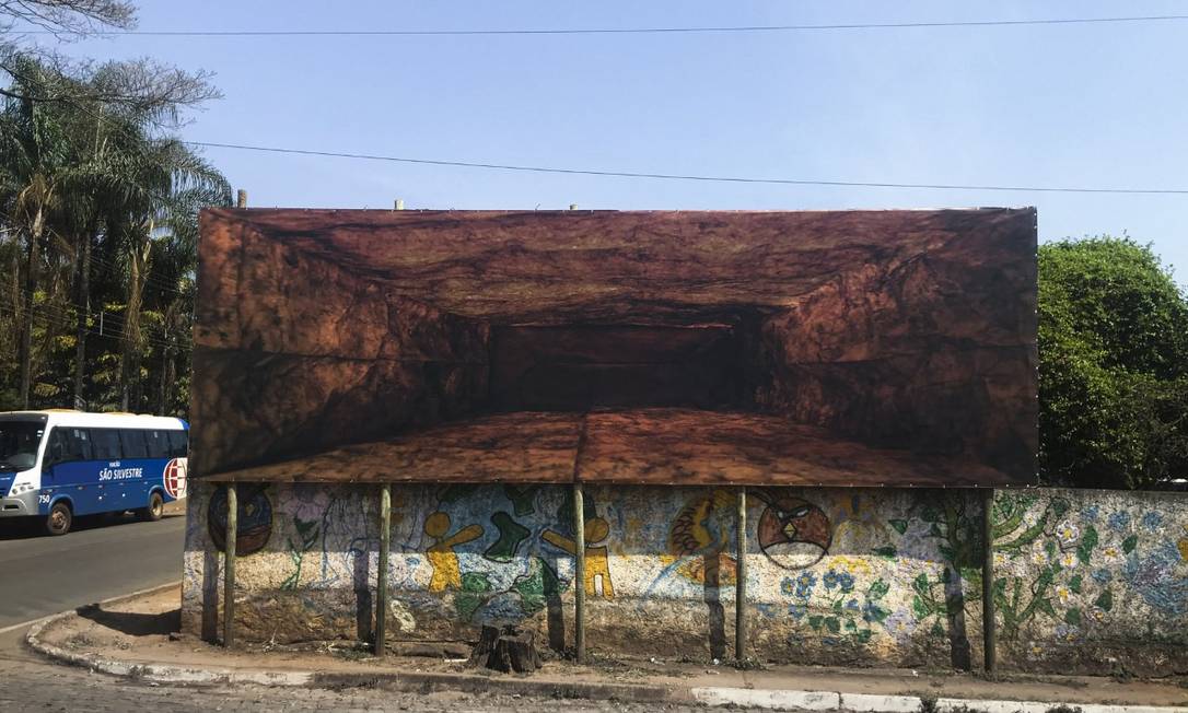 Obra “Propaganda”, de Lucia Koch consiste em vários outdoors que se espalham desde a cidade de Brumadinho até a entrada do Instituto Inhotim. Foto: Divulgação
