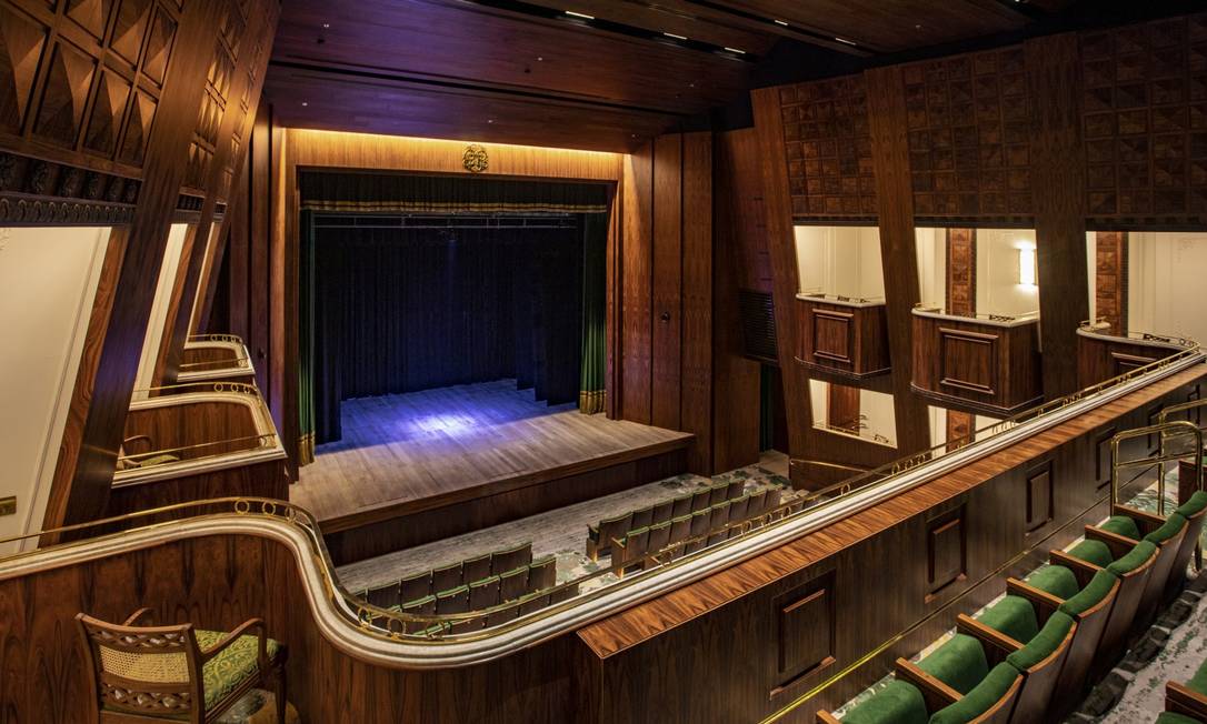 O interior do Teatro Copacabana Palace, totalmente reformado: sala revestida em madeira, balcão, camarotes e detalhes requintados Foto: Ana Branco / Agência O Globo
