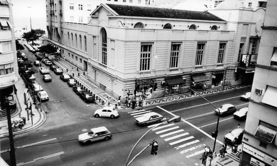 A fachada do Teatro Copacabana, na Avenida Nossa Senhora de Copacabana, em 1989 Foto: Bia Marques / Agência O Globo