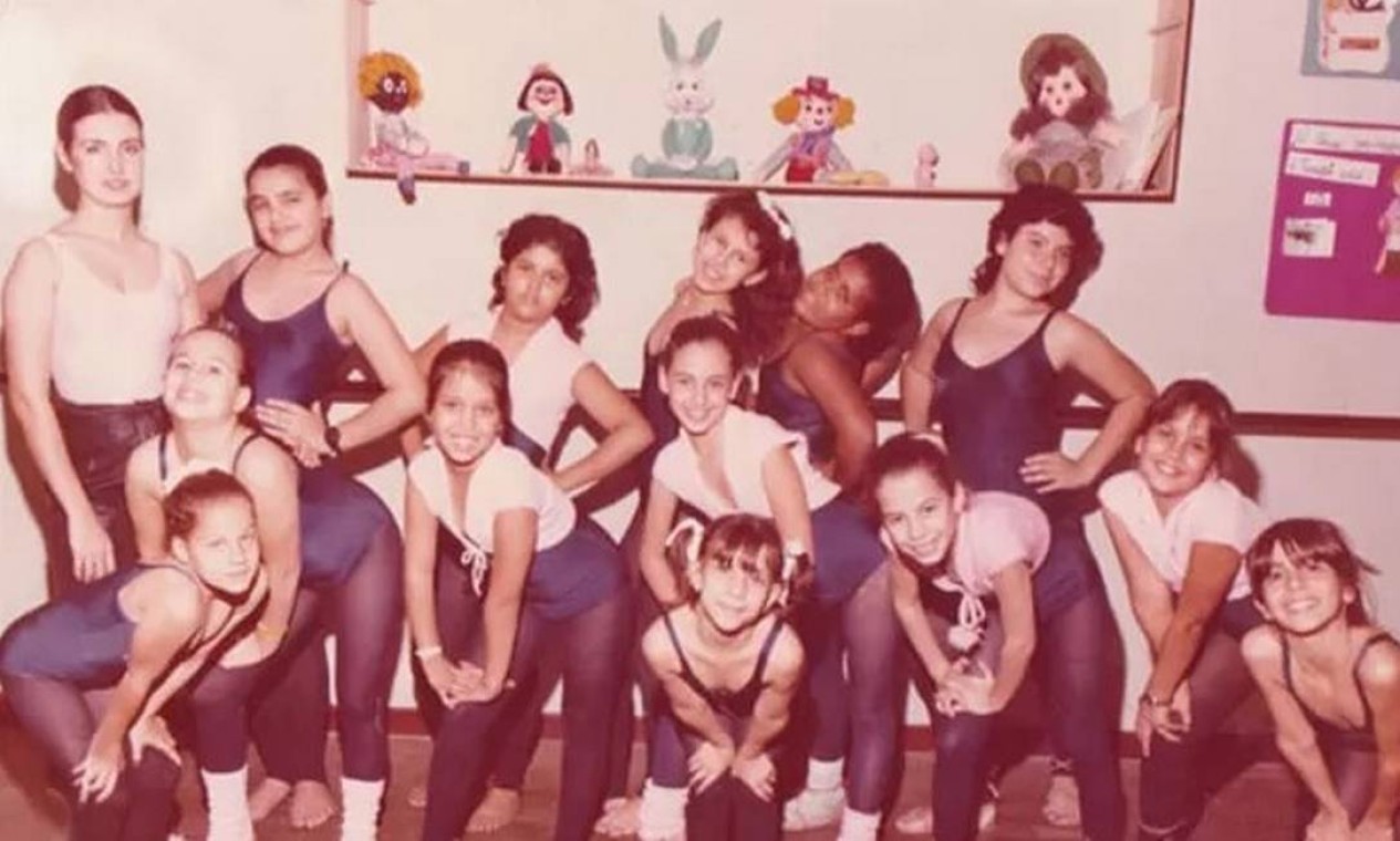 Fátima Bernardes (em pé, à esquerda) posa as alunas de balé, em 1978: jornalista foi professora de escola de dança durante cinco anos Foto: Arquivo pessoal