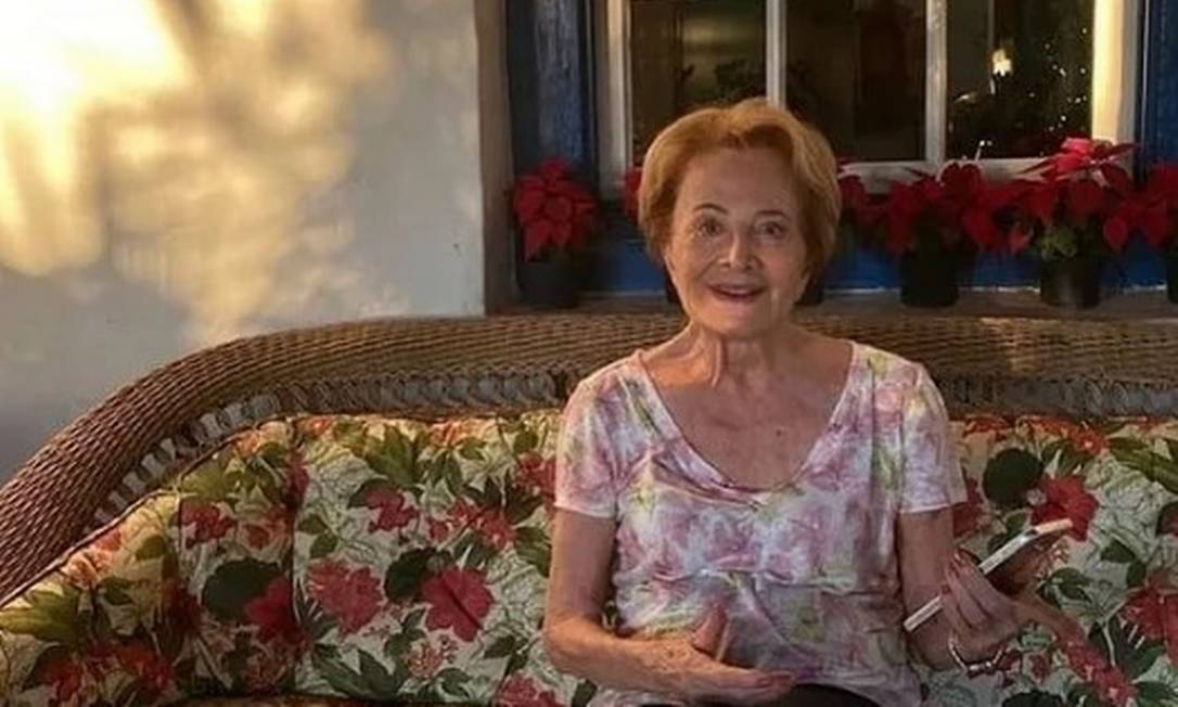 Glória Menezes em casa, com um celular na mão: atriz completa 87 anos Foto: Reprodução / Instagram