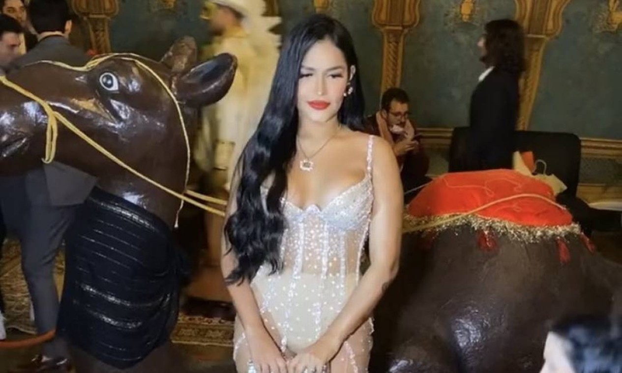 A anfitriã Flay se inspirou na fantasia utilizada por Kendall Jenner no Met Gala 2021 Foto: Reprodução / Twitter