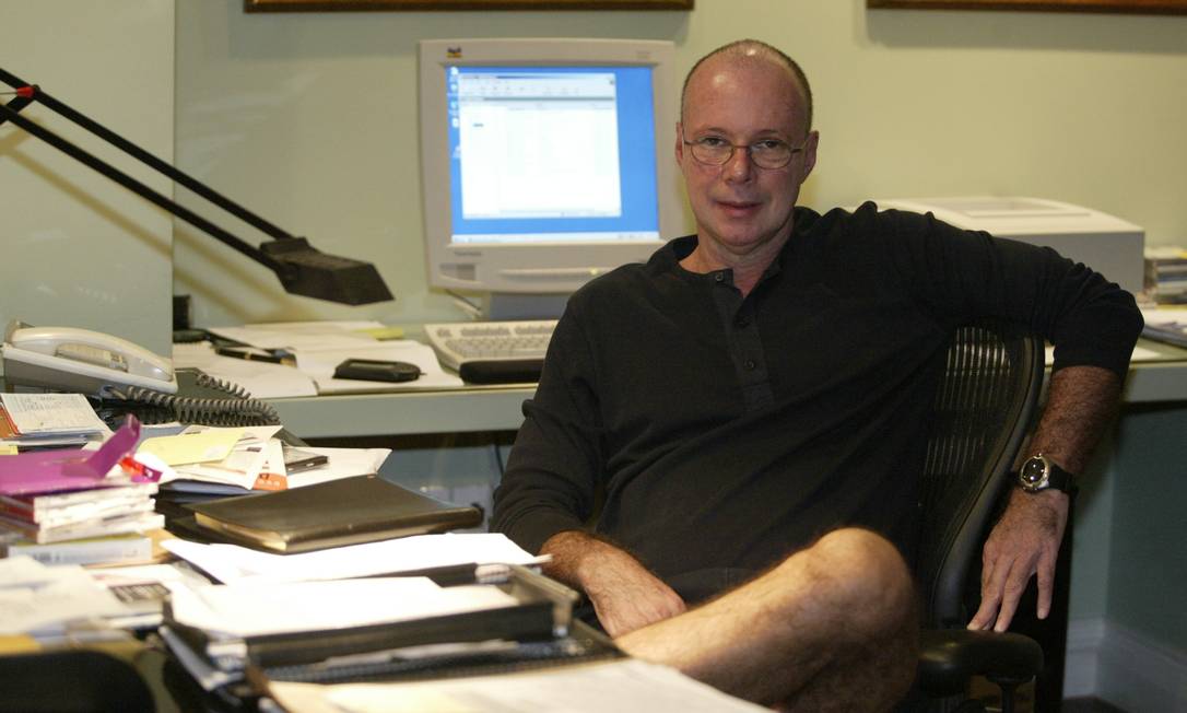 O autor Gilberto Braga em seu escritório, em 2003 Foto: Carlos Ivan / Agência O Globo