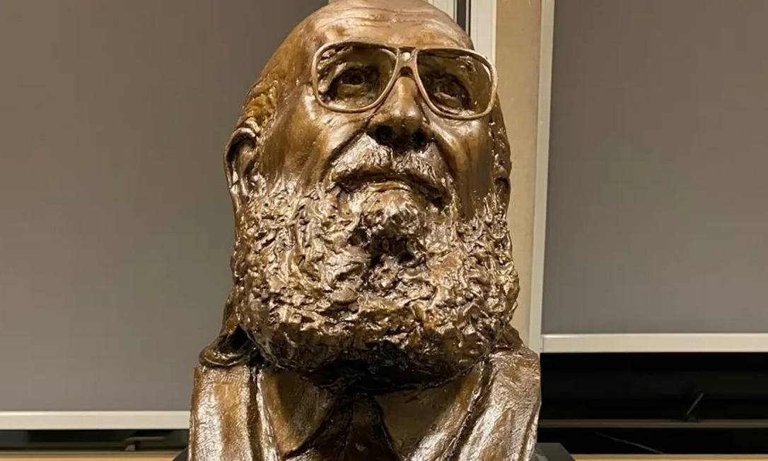 Rosto de Paulo Freire ganha estátua em corredor da Universidade de Cambridge: primeiro e único brasileiro a ser representado na instituição Foto: Divulgação