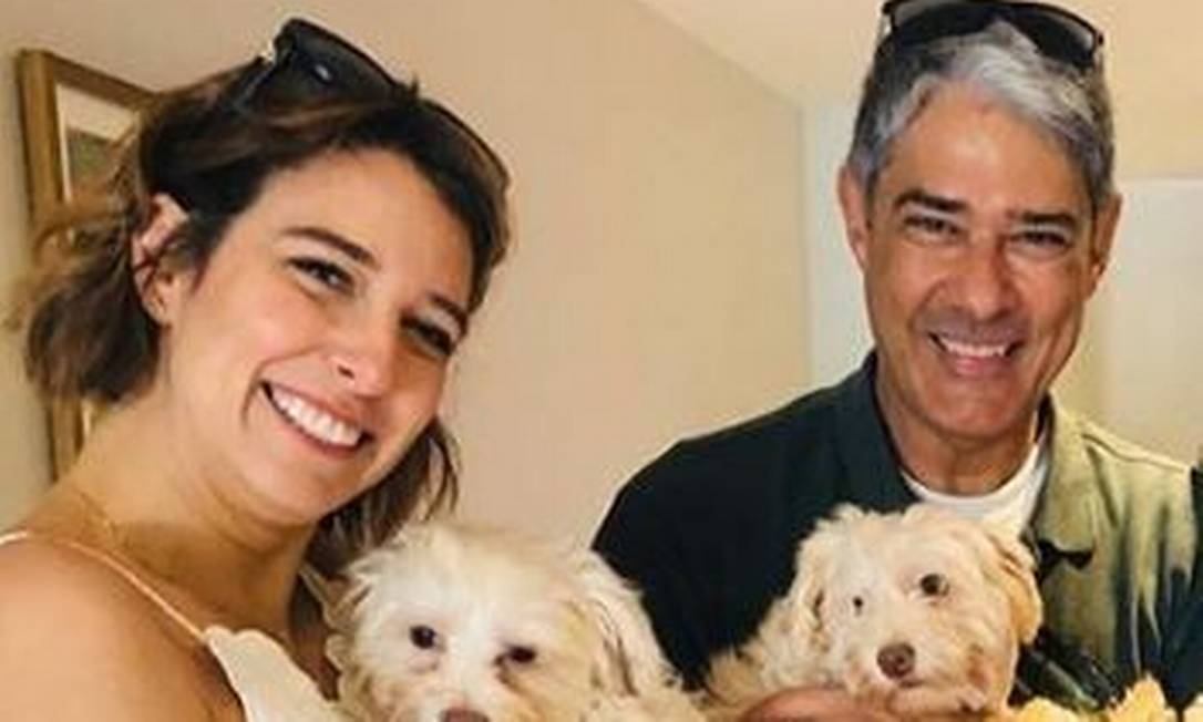 Natasha Dantas e William Bonner posam com os cachorros do casal Foto: Reprodução / Instagram