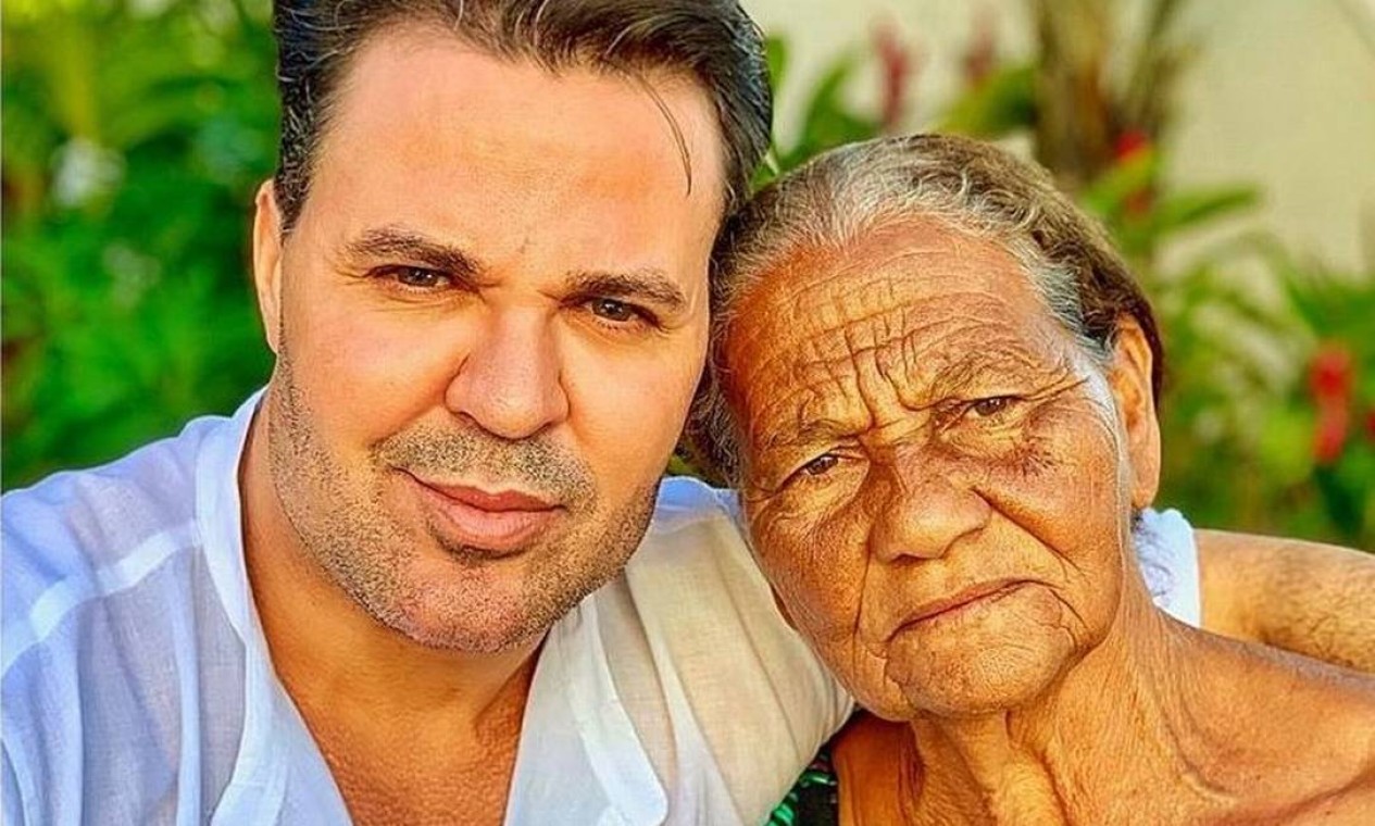 Eduardo Costa e a avó, dona Joana Foto: Reprodução/redes sociais