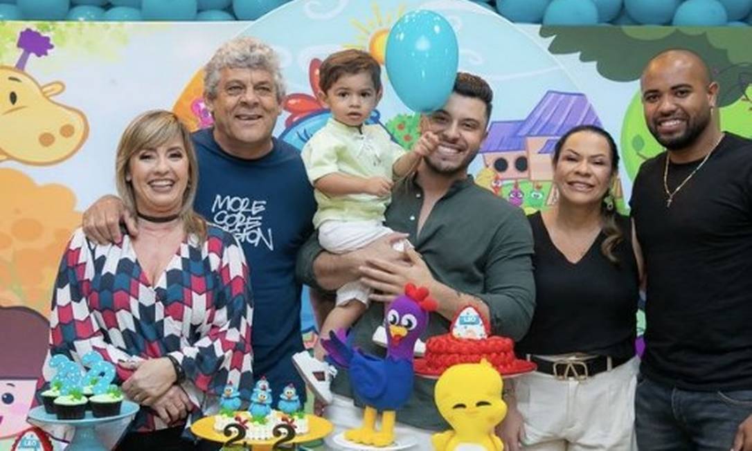 Murilo Huff, com o filho Léo no colo, e entre os pais (à esquerda) e a sogra Ruth Moreira e seu namorado Foto: Reprodução / Instagram