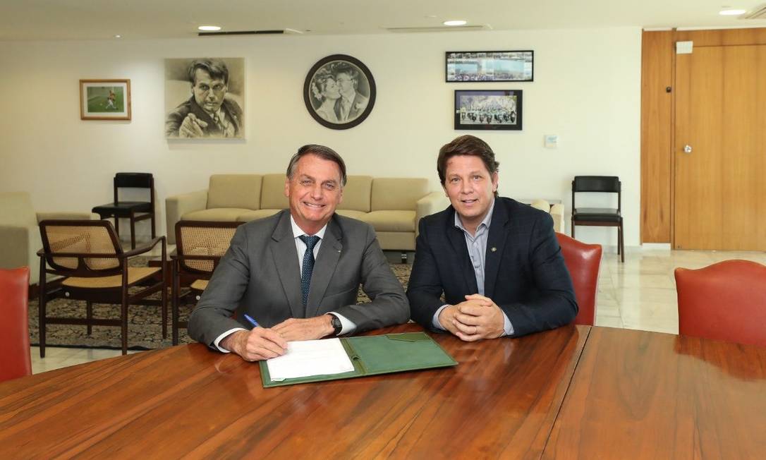 O presidente Jair Bolsonaro e o secretário de Cultura Mario Frias Foto: Reprodução / Twitter