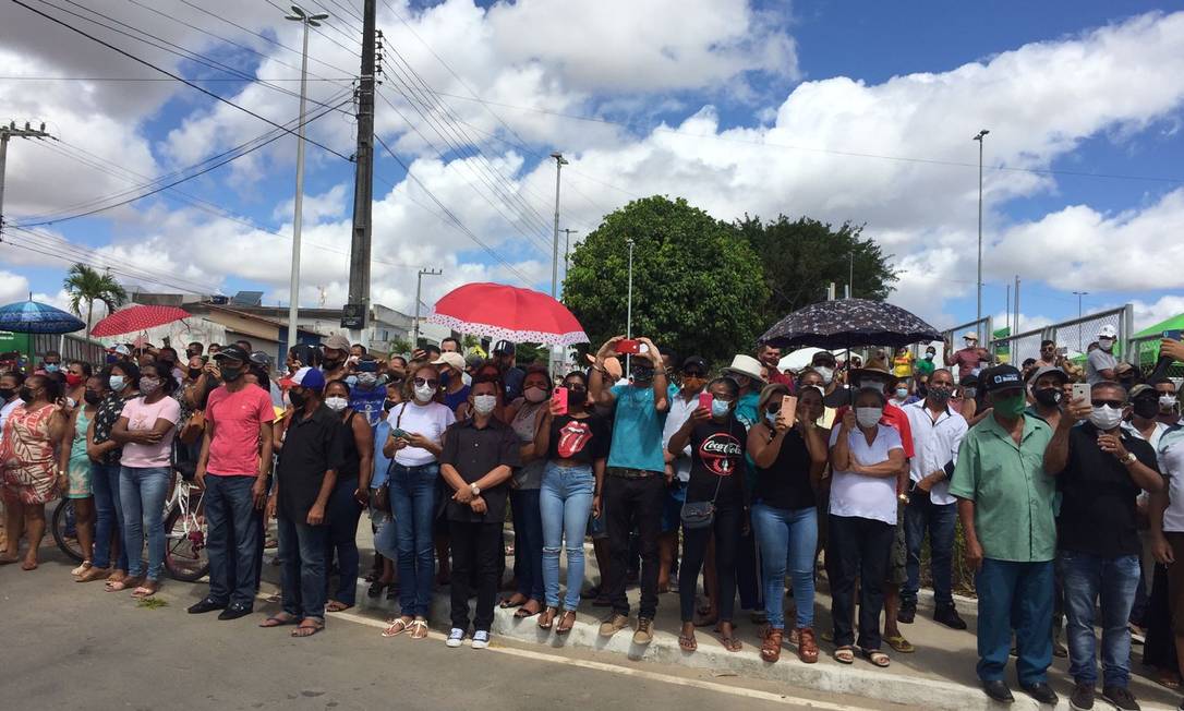 Multido acompanha velrio de Paulinha Abelha em cidade natal da cantora Foto: Agncia O Globo