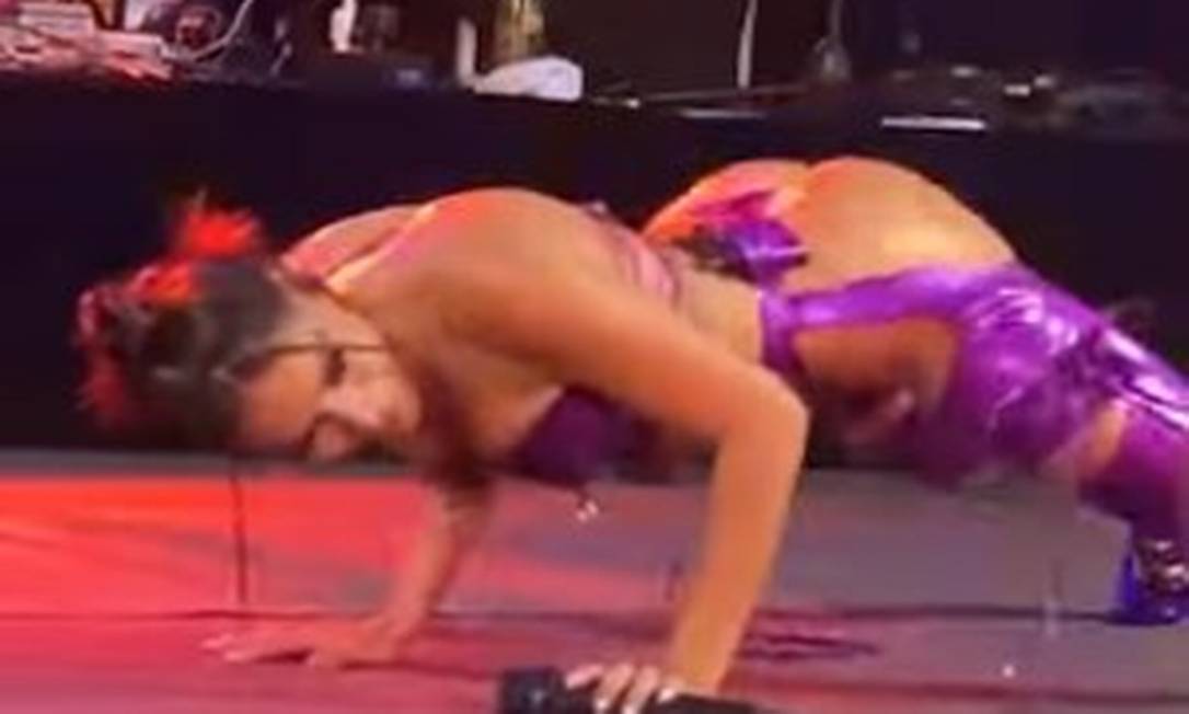 Anitta faz a coreografia de 'Envolver' durante show Foto: Reprodução / Instagram