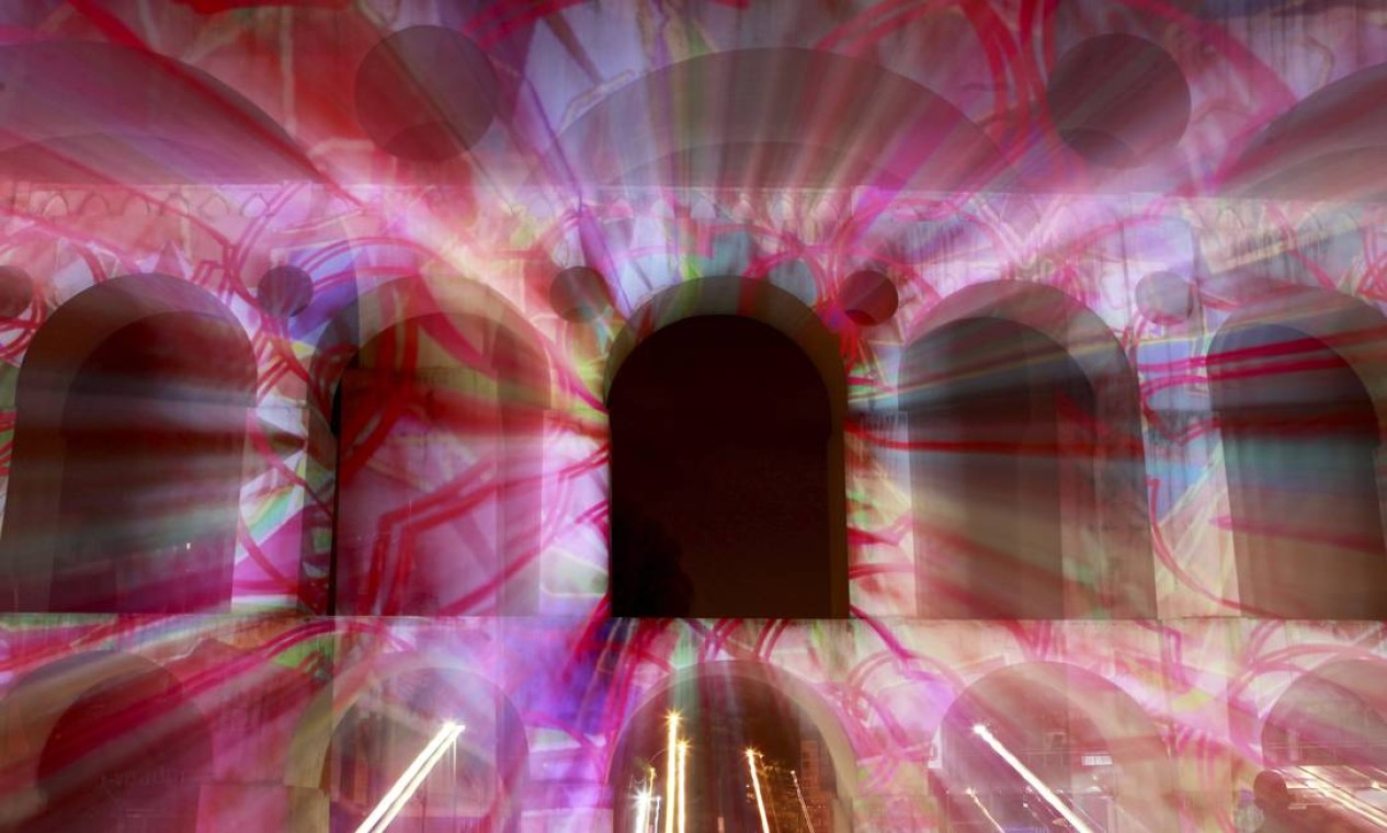 Brian Eno realiza a projeção '77 million paintings' nos Arcos da Lapa de sexta a domingo, nos Arcos da Lapa Foto: Pedro Kirilos / Agência O Globo