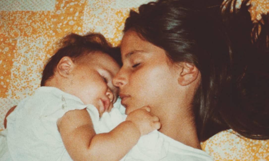Caçula. A cineasta Petra Costa, ainda bebê, com sua irmã mais velha, Elena Foto: Divulgação