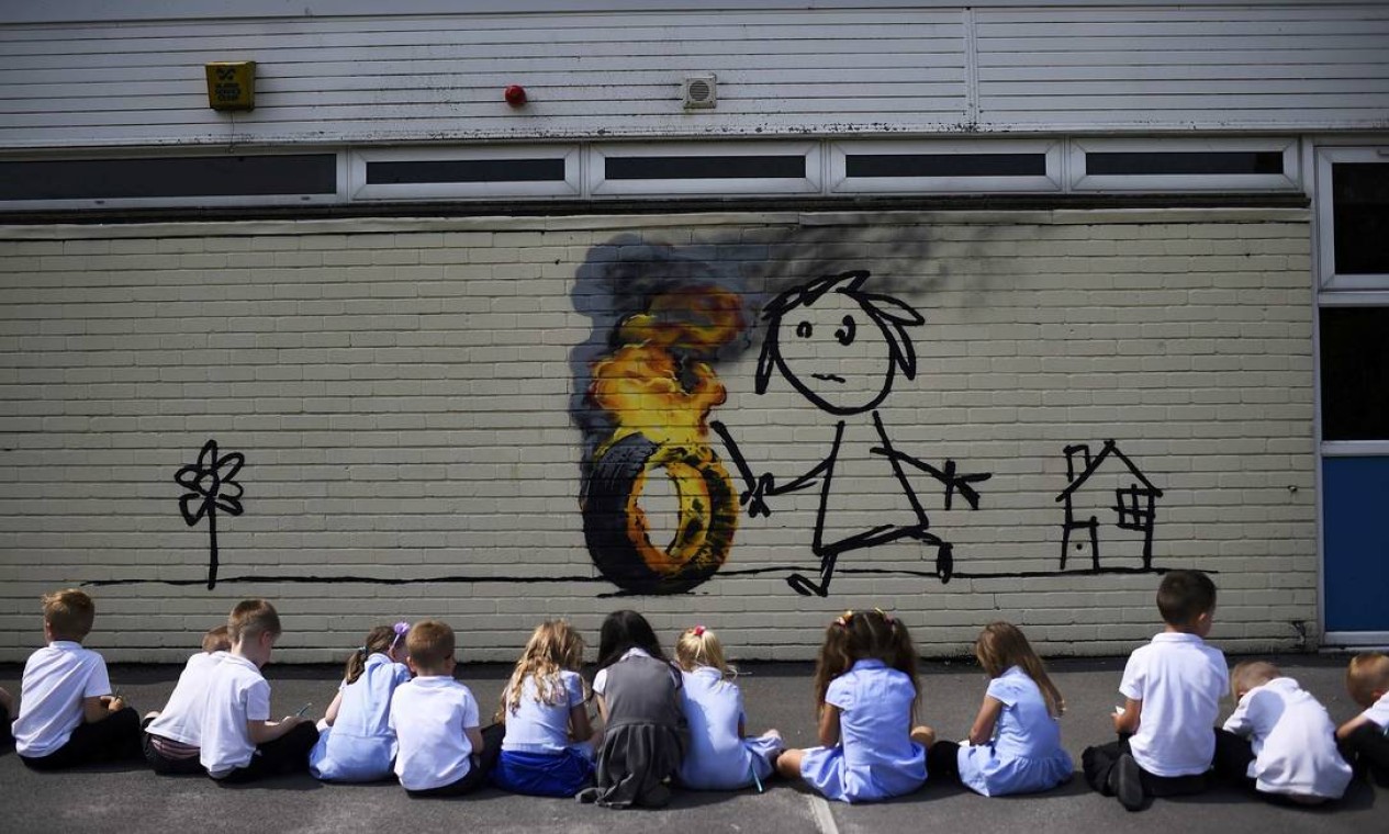 Mural que Banksy doou a escola de ensino fundamental em Bristol Foto: DYLAN MARTINEZ / REUTERS