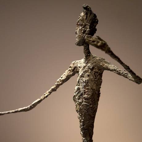 A parte superior da escultura 'Pointing man', vendida por US$141,3 milhões em 2015 Foto: Carlo Allegri / REUTERS