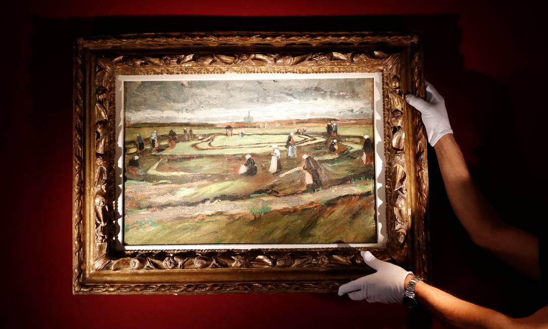 A tela "Raccommodeuses de filets dans les dunes", de 1882,
Vincent Van Gogh, foi negociada em Paris Foto: GONZALO FUENTES / REUTERS