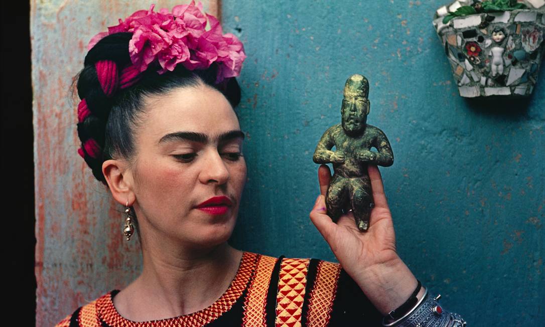 Exposição 'Frida Kahlo making her self up', no Museu Victoria and Albert (V&A), em Londres. Frida Kahlo com figura Olmec, 1939 Foto: Divulgação / Nickolas Muray