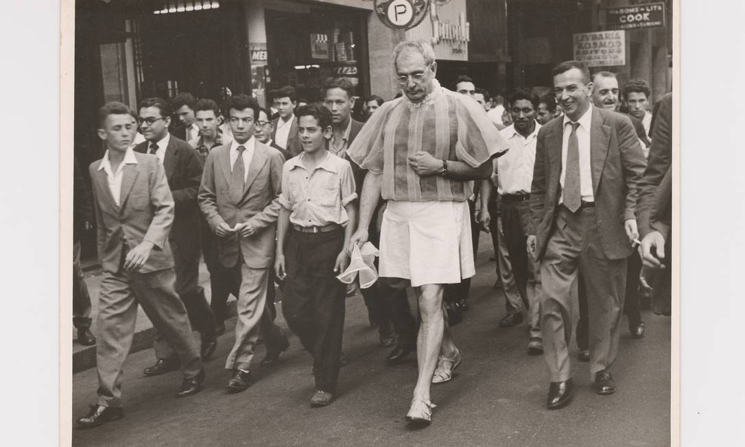 'Experiência nº 3', de 1956, com Flávio de Carvalho andando pelas ruas de São Paulo com seu 'traje de verão', acompanhado pela multidão
Foto: Arquivo CEDAE - IEL/Universidade Estadual de Campinas