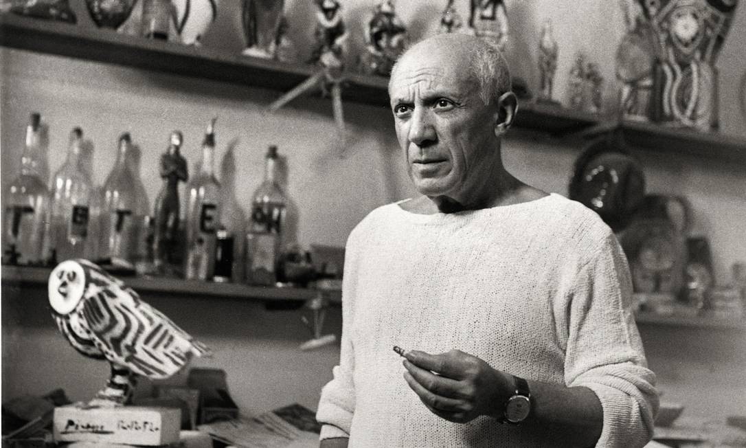 Pablo Picasso em meio a suas cerâmicas Foto: Divulgação