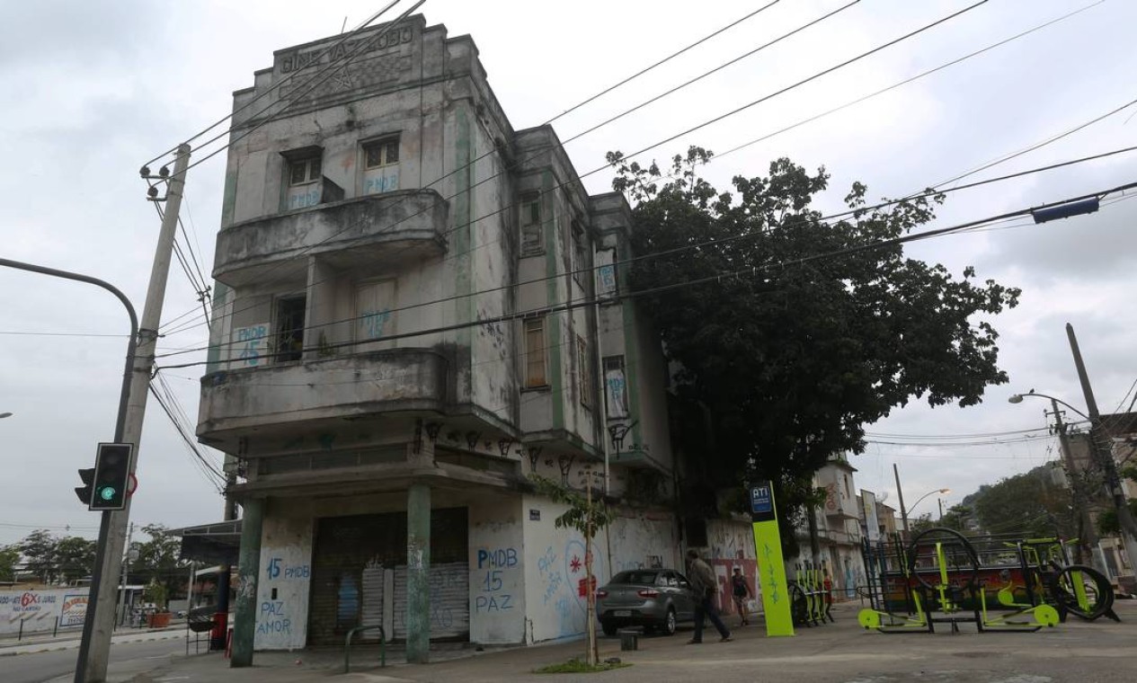 O Cine Vaz Lobo foi fundado em 1940, e funcionou até 1982. Tombado em 2014, está fechado e destruído Foto: Custódio Coimbra / Agência O Globo