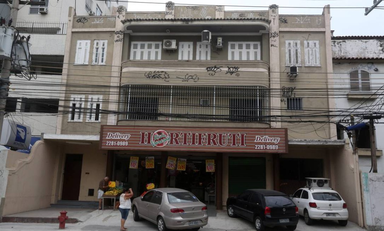 Localizado na Rua Cachambi, o cinema foi aberto em 1952, funcionou até 1976. Atualmente, a parte térrea abriga um hortifruti Foto: Custódio Coimbra / Agência O Globo