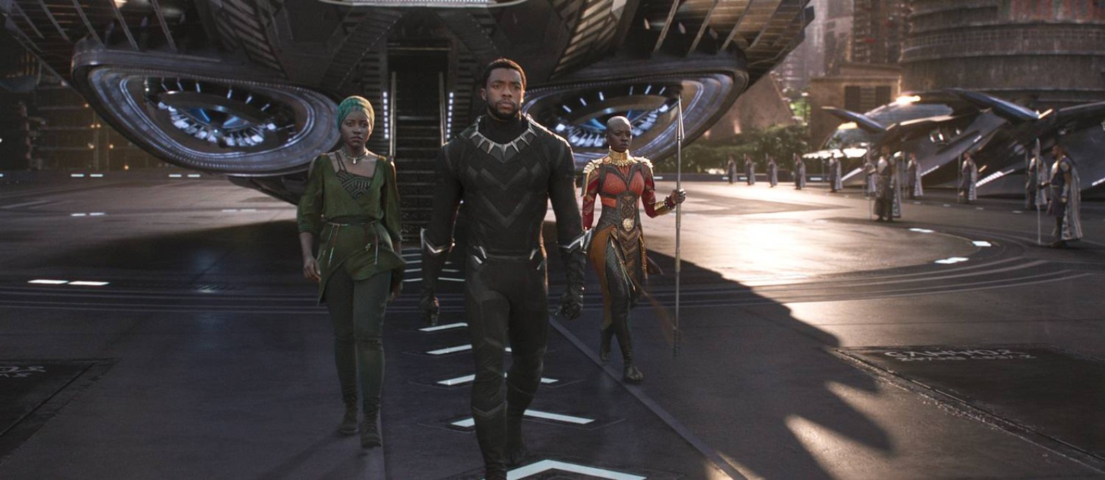 O ator Chadwick Boseman (ao centro) interpreta o super-heróis protagonista Foto: Divulgação