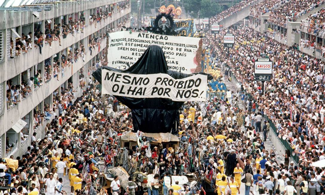 Desfile da Beija-Flor de 1989, com o carro do Cristo Mendigo escondido em saco plástico Foto: Ricardo Leoni / Agência O Globo
