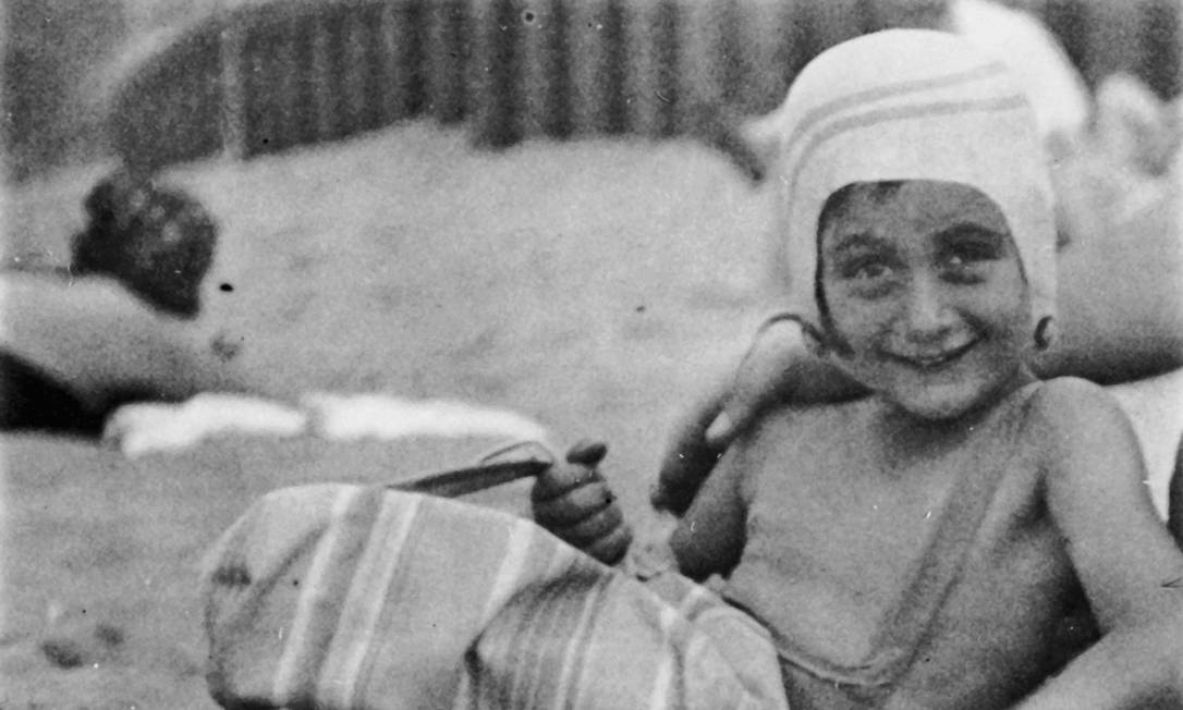 Anne Frank aos 5 anos, tomando sol Foto: Divulgação