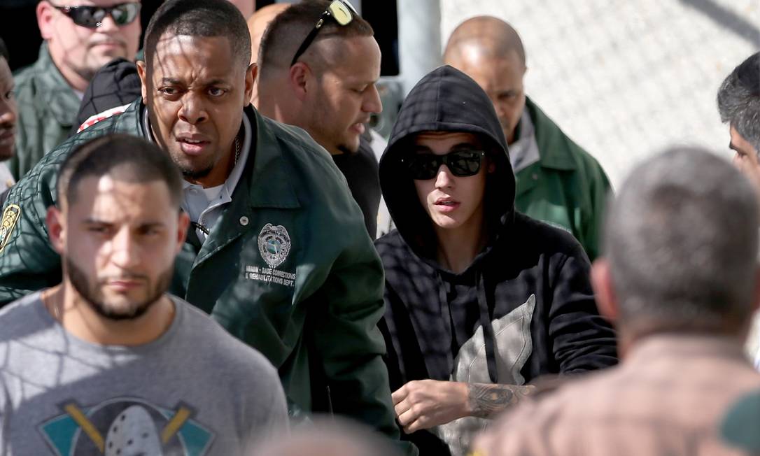 Justin Bieber deixa o presídio Turner Guilford Knight, em Miami, na Flórida, após pagar fiança de US$ 2.500 Foto: JOE RAEDLE / AFP