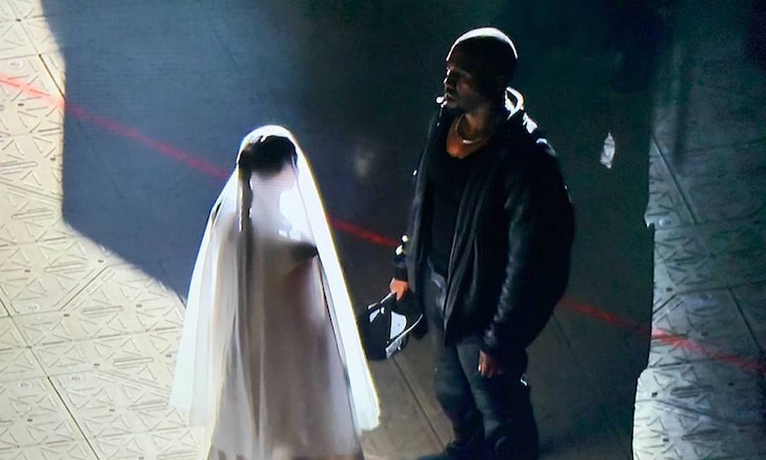 Kim Kardashian surpreende ao aparecer vestida de noiva em evento do novo álbum de Kanye West. Foto: Apple Music